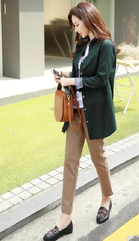 街拍:美女身穿吊带长裙,素雅的色调清新温婉,尽显优雅靓丽美