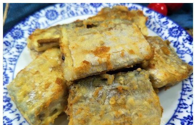 带鱼段|炸带鱼，有人调面糊，有人直接炸，大厨：都不对！这才是正确做法