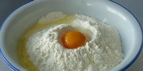 面条别再手擀了，用4根筷子做面，不用擀不用抻，劲道弹牙超过瘾