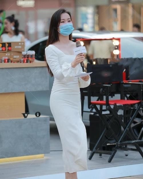 优雅感 入秋选择白色长裙,让你轻松应对不同场合,美出专属的优雅感