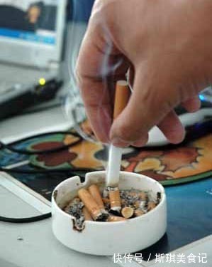 诱发|人到中年,想健康管住嘴,5样食物就算爱吃,也最好一口别碰