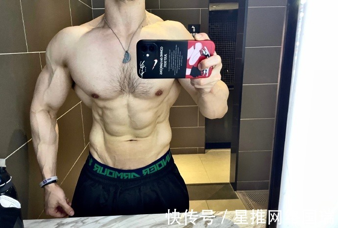 健身房|麒麟臂健壮如腿,胸肌咄咄逼人,啤酒火锅没在身上留一点痕迹!
