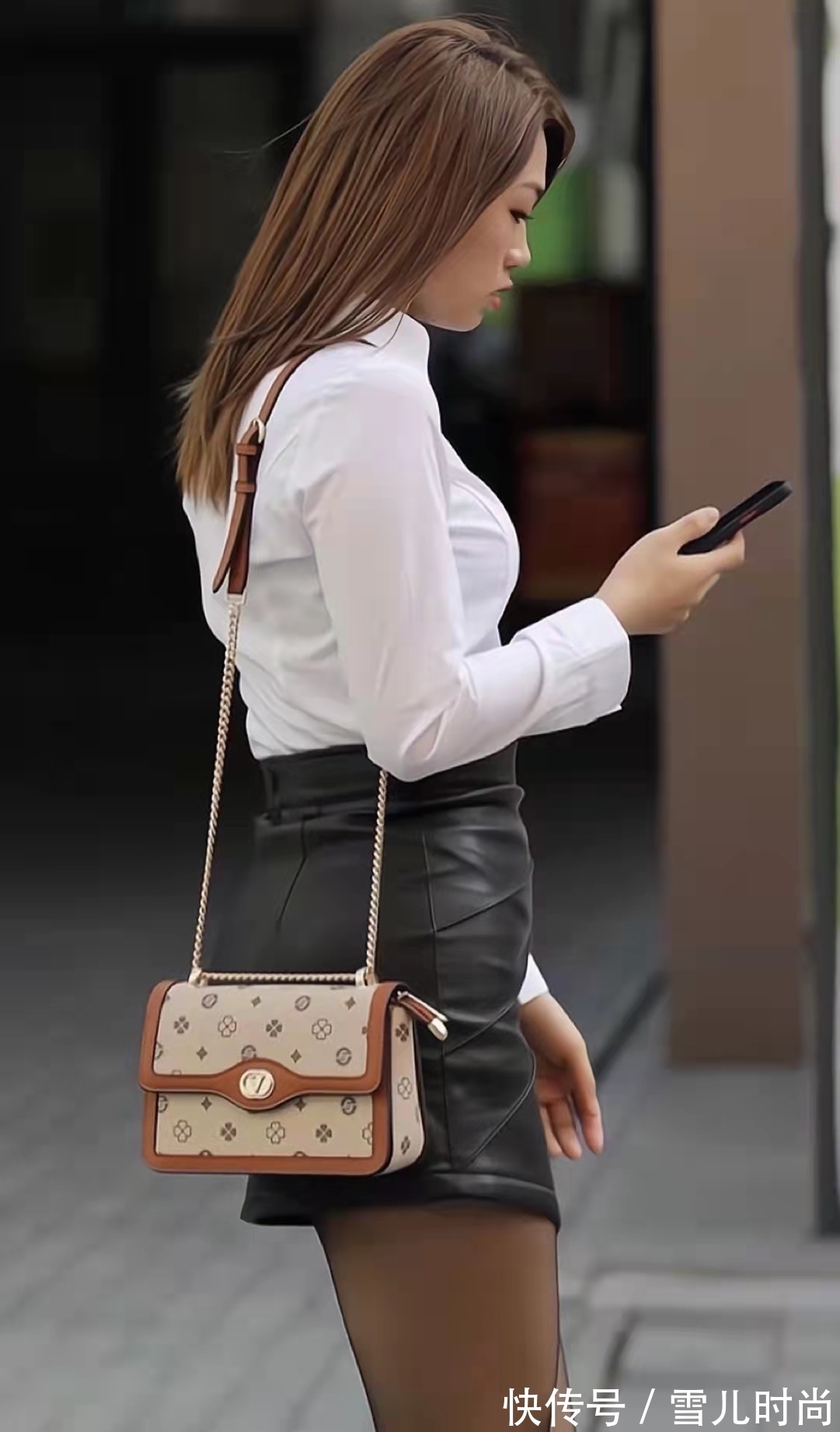 黑色皮 白色长衫搭黑色皮短裙的气质美少妇,时尚不输年轻人!