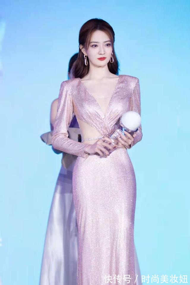 色彩|又被徐璐美到,染红发配紫色连衣裙太甜美,一般人真驾驭不了