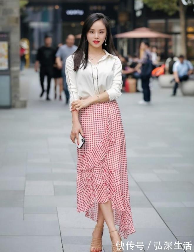 休闲裤|街拍：魅力十足的美女，休闲裤搭配T恤，清爽又显青春活力