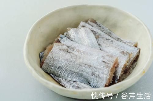 带鱼新吃法：不用挑刺小孩子自己都能吃