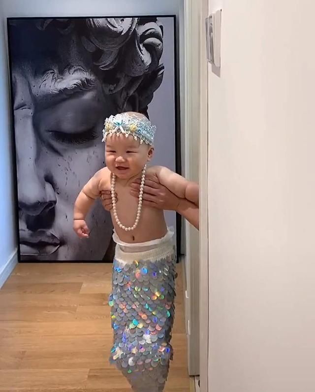妈妈|妈妈将儿子打扮成“美人鱼”,珠光宝气的模样萌翻了,网友人工饲养的