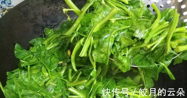 水淀粉|炒空心菜时,不要直接下锅炒,记住这个小技巧,空心菜翠绿可口!