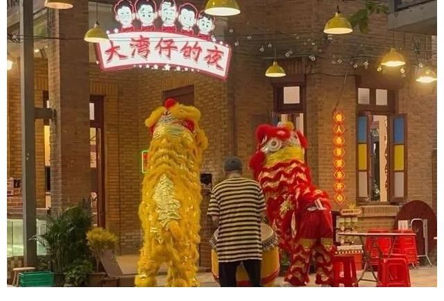 《大灣仔的夜》開業(yè)路透？陳小春站C位，張智霖笑容靦腆被贊靚仔