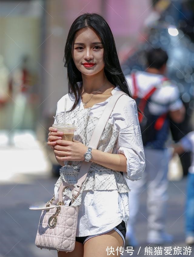 小白鞋 粉色压纹包,搭配性感休闲三件套,俏皮又少女的日常穿搭!