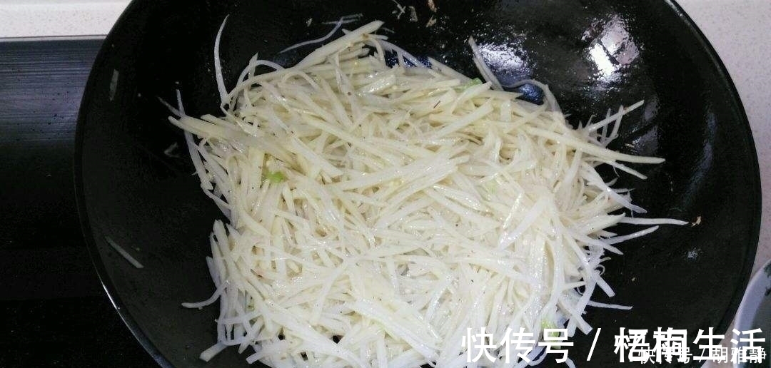 步骤|炒土豆丝的时候，不要直接下锅！加上这个步骤，又香又脆