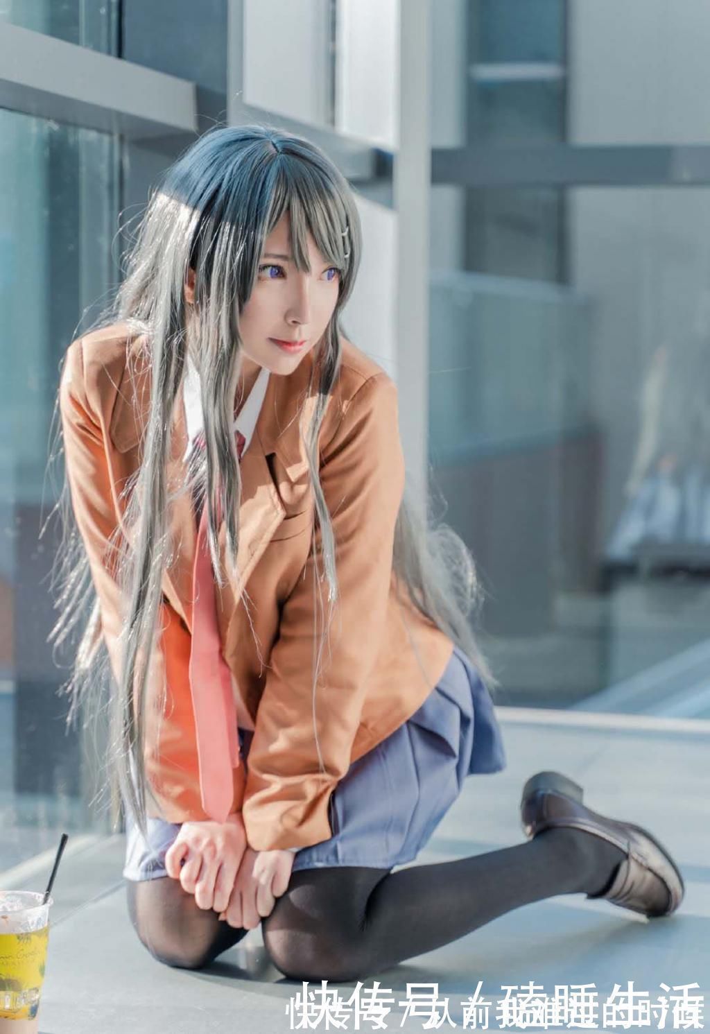 腐团儿|太尬尴美女COS樱岛麻衣被误以为纸片人,像是画的一样
