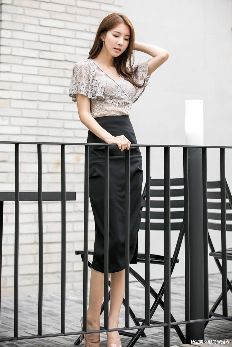 金孝轩修身包臀裙，窈窕俏丽，再配上一双高跟鞋更是性感迷人
