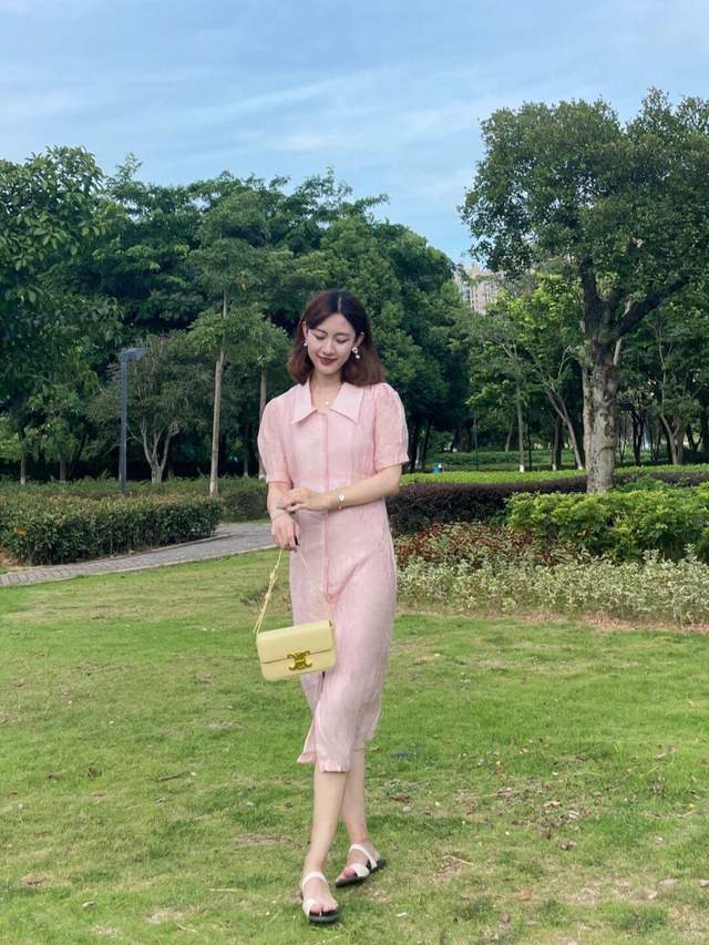 牛仔裤|想要搭配出氛围感其实很简单,条纹衫配牛仔裤简约利落,高级时髦