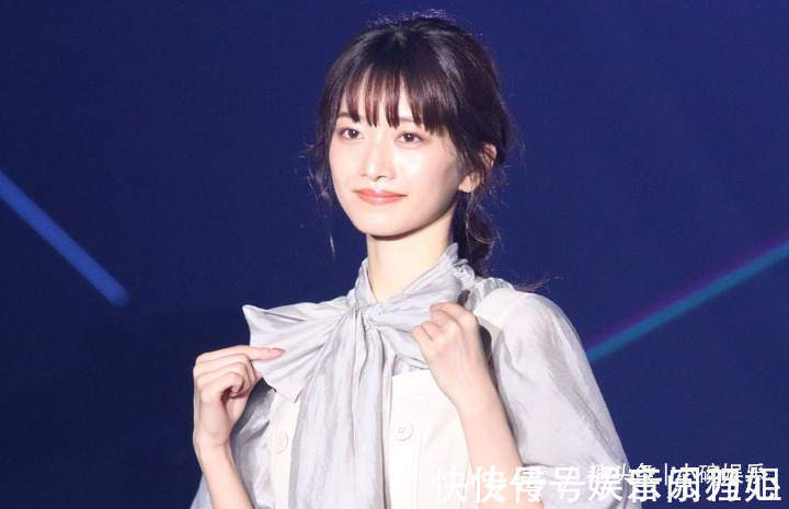 渡边美 日本关西时装周,渡边美优纪,以风格突出的针织连衣裙搭配出席