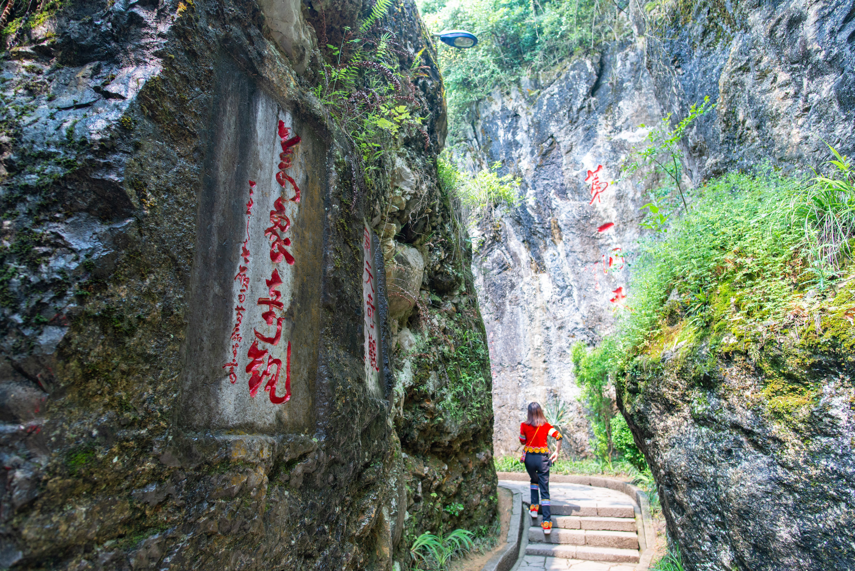 这个洞穴位居全国十大奇洞之首，常年恒温16度，贵州人的避暑胜地