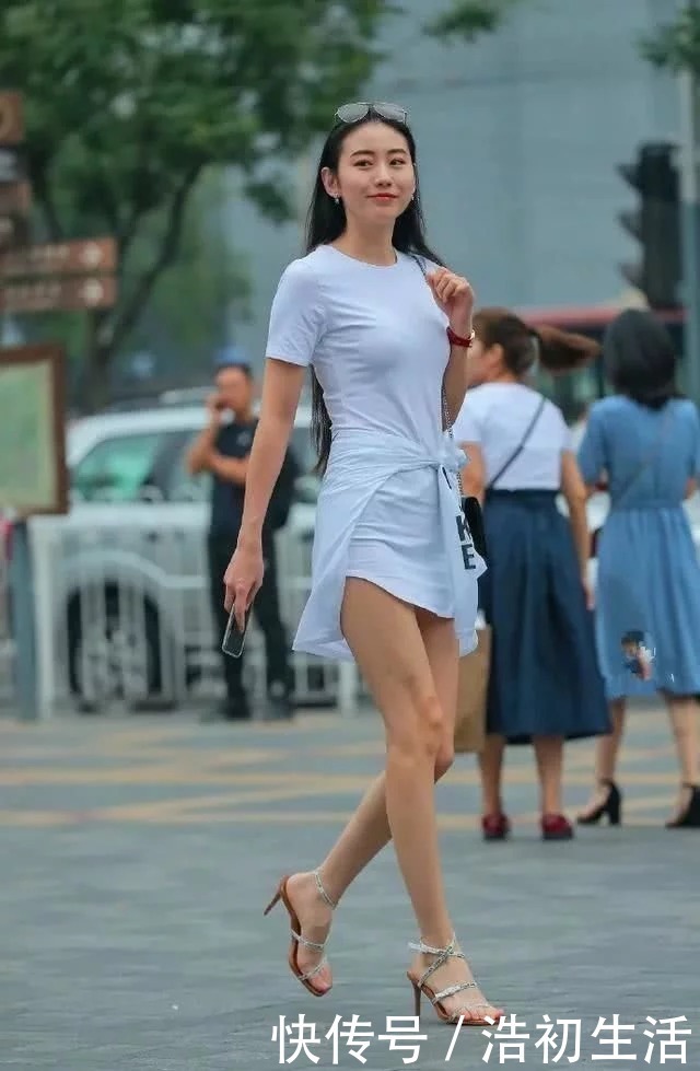 街拍|街拍:身材高挑小姐姐,背心搭配牛仔热裤,尽展纤细大长腿