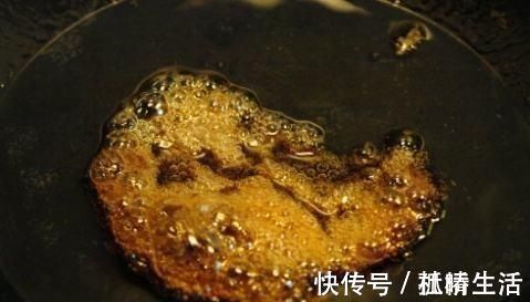 汁儿|炒糖色时,第一步放冰糖就错了!再加一步,糖色透亮有光泽还不苦
