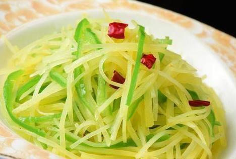 炒土豆丝，有人泡水有人焯水？其实都不对，难怪做出来不好吃
