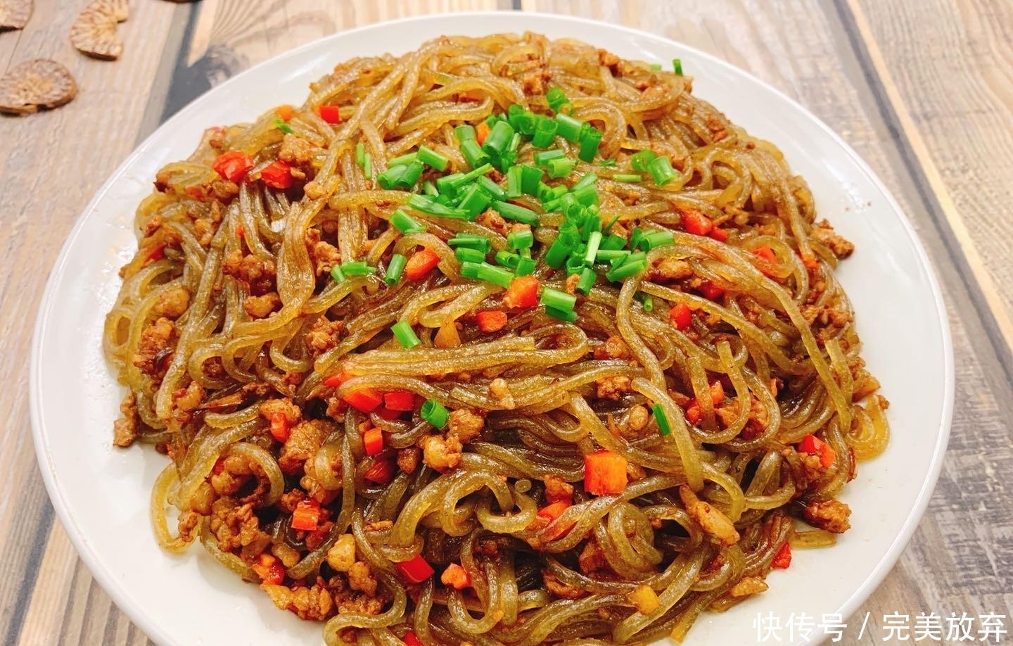 炒粉丝,切记别焯水后就炒,多加1步,粉丝根根?顺滑,还不粘锅