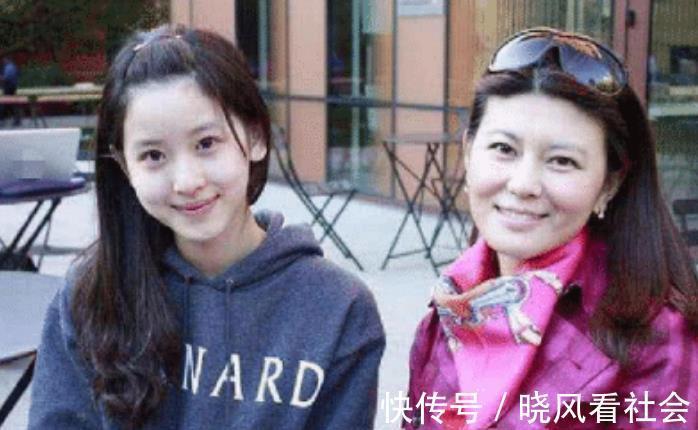 丈母娘|比刘强东只大5岁的丈母娘长啥样？当看到全家福后，网友：我自闭了