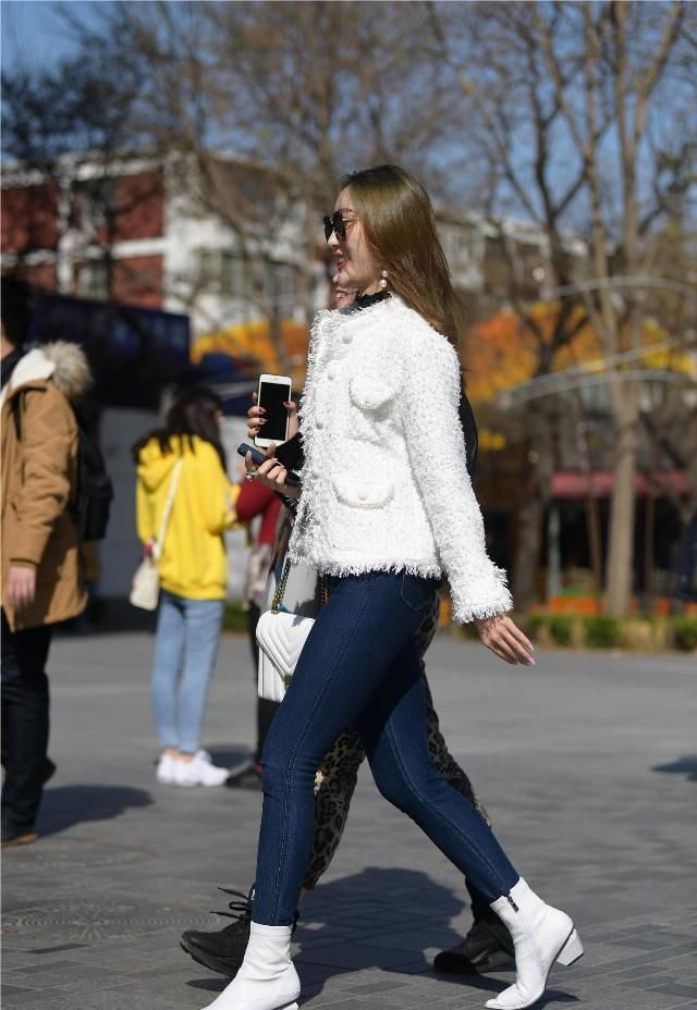  蓝色|微胖身材穿蓝色紧身牛仔裤，搭配一双白色短靴，更好衬托气质