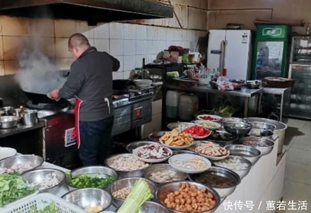 安全意识|父女俩到餐厅吃饭，到餐厅点了两道菜，老板听后偷偷到后厨报警