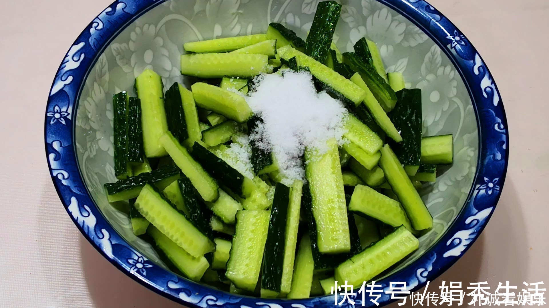 腌黄瓜，最忌直接加盐，难怪黄瓜不脆不入味，大厨如此做才对