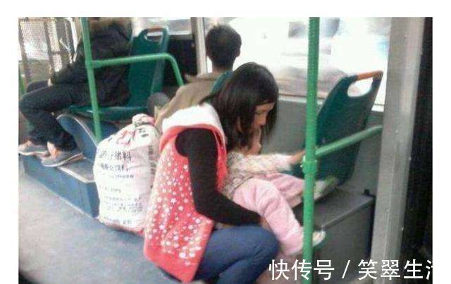 自尊心|孩子公交上“拉臭臭”，乘客怨声不断，一旁妈妈的做法让人称赞