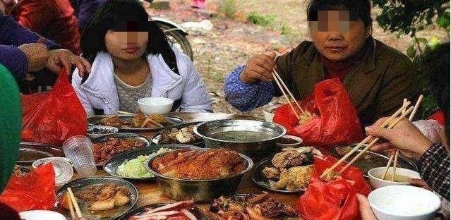 礼仪|长大后没出息的孩子,吃饭大多有“3种表现”,每一种都让人反感