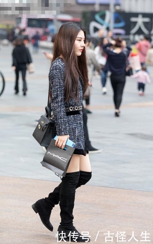 拥有“细腰”的年轻女孩,穿衣有范,咋看都让人觉得很羡慕!