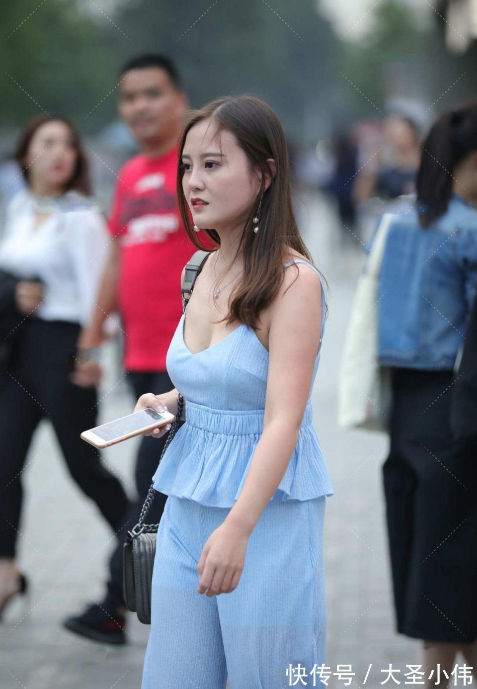 舒服度|美女街拍:撩头发的动作实在是太迷人了,不会第一眼就吸引你,但非常耐看