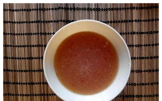 它是地道东北名菜,色泽金黄,口味酸甜,用来宴客很有面子!