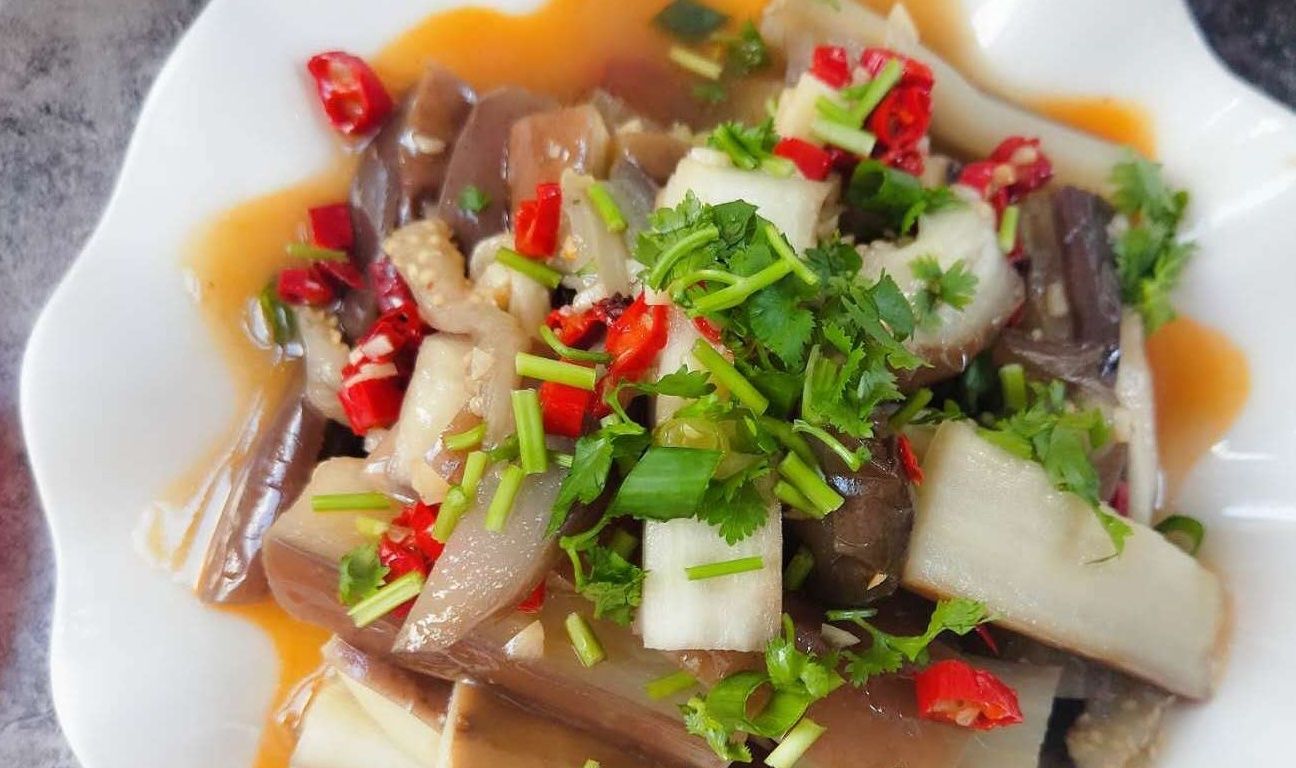 红辣椒|喜欢吃茄子的，试试这种做法，15分钟就能上桌，口感清爽不油腻