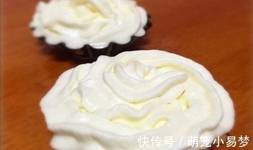 奶油|家里没有打蛋器?教你一招,2分钟快速打发丝滑奶油