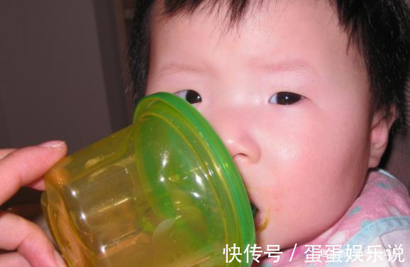 缺水|又一个满月宝宝“水中毒”夭折,家长快住手,不要再给宝宝喂水了