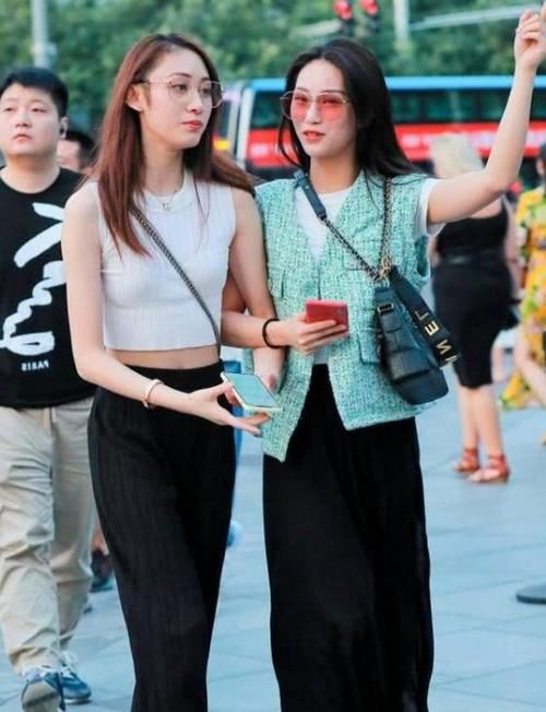 毛呢|知性优雅的美女，一条黑白拼接的连衣裙，时尚气息性感十足