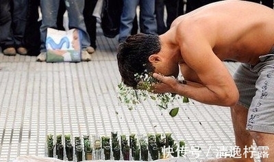 缩骨功|5个奇葩吉尼斯纪录，男子过目不忘9000本书，艺人玻璃渣洗脸！