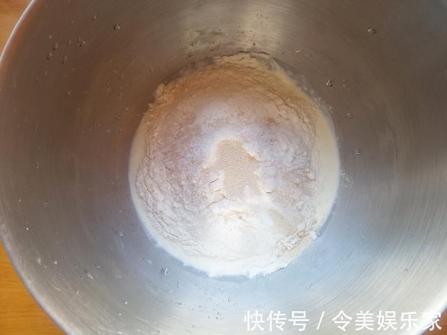 自制吐司总是干硬方法用错，难怪不柔软，诀窍分享给你，快试试