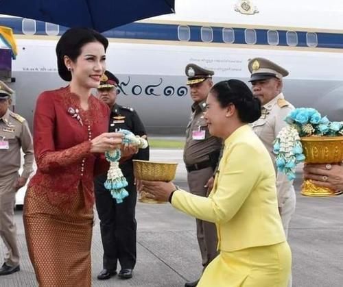 诗妮娜贵妃美绝了!伊人红妆好有女人味,42岁苏提达黯然失色