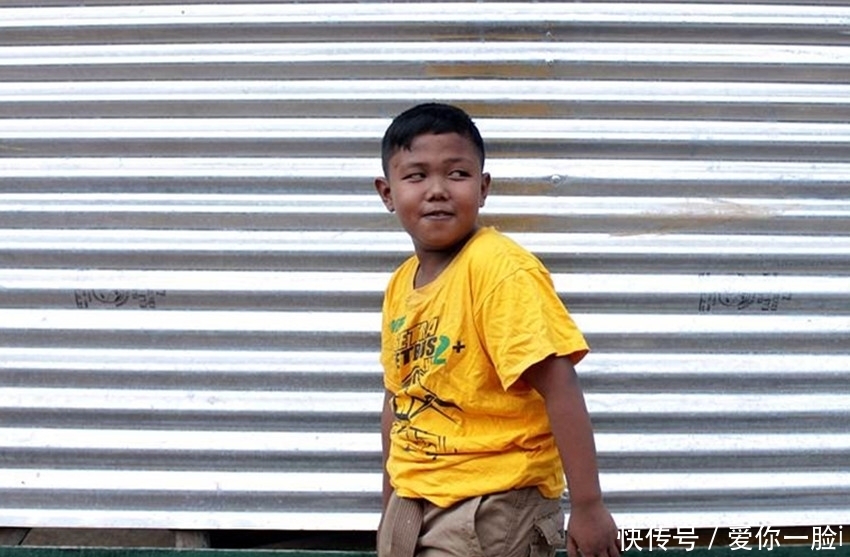 印尼|印尼2岁小孩每天抽40根香烟,6年后的他是怎样的?