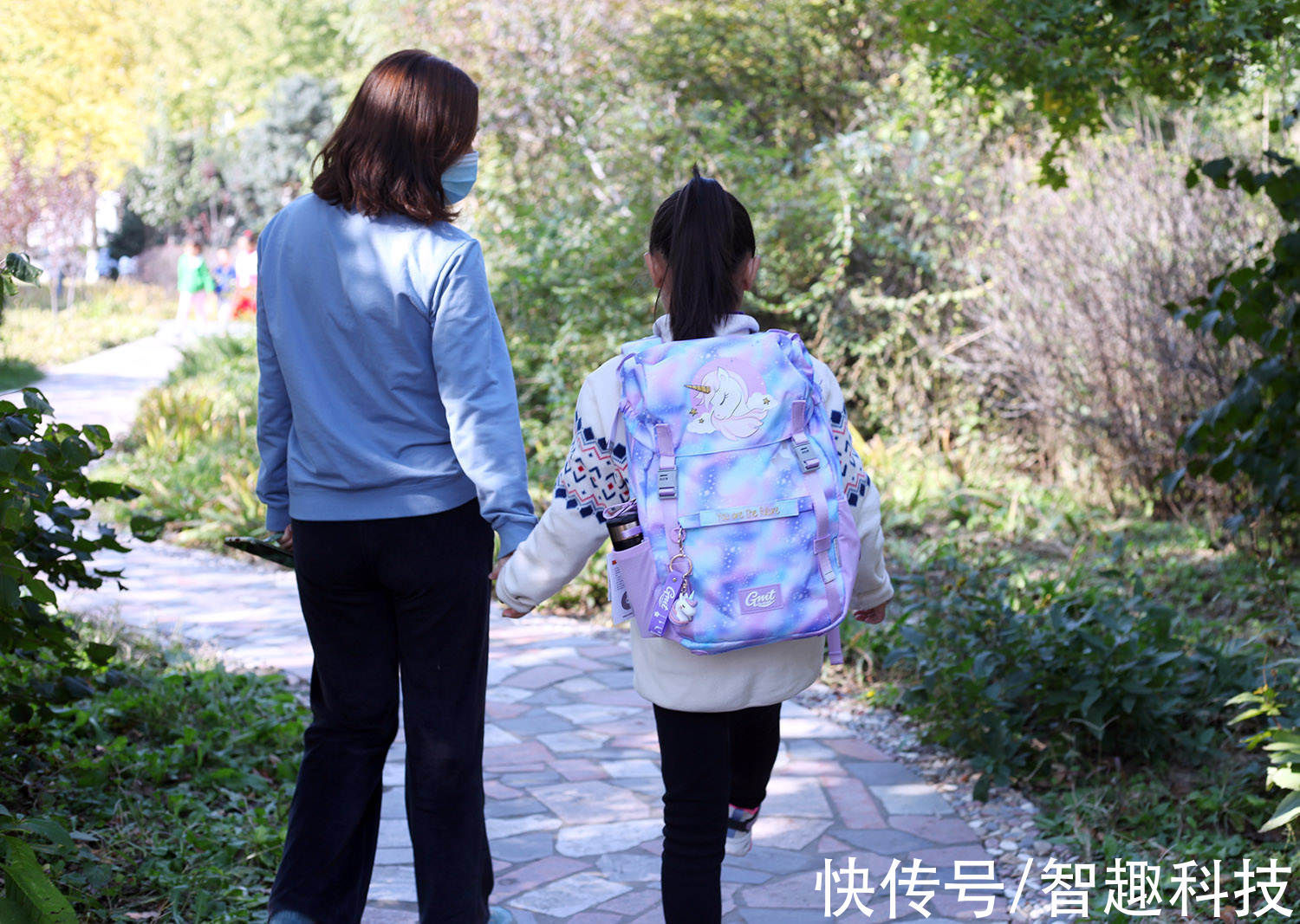 魔术贴 一千多的书包用着啥感受?居然能靠变形陪伴孩子成长