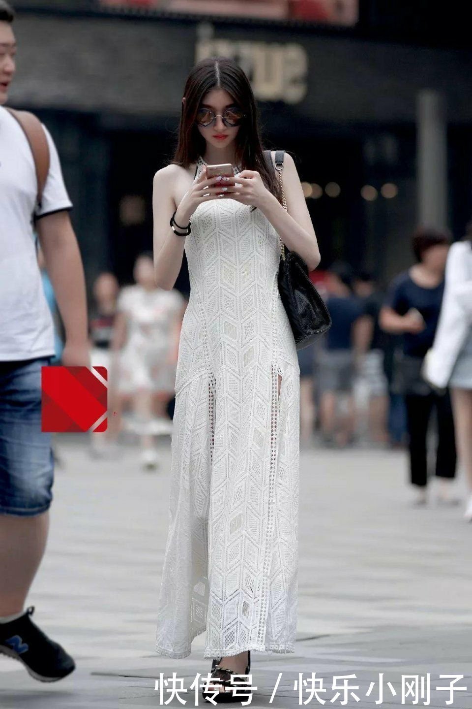 低调|辣妹穿一件优雅的连衣裙,低调的穿搭不容错过,想不漂亮都很难!