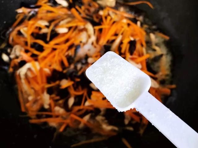 自制胡萝卜木耳炒鸡丝，鲜美低脂，营养又快手，大人孩子都爱吃