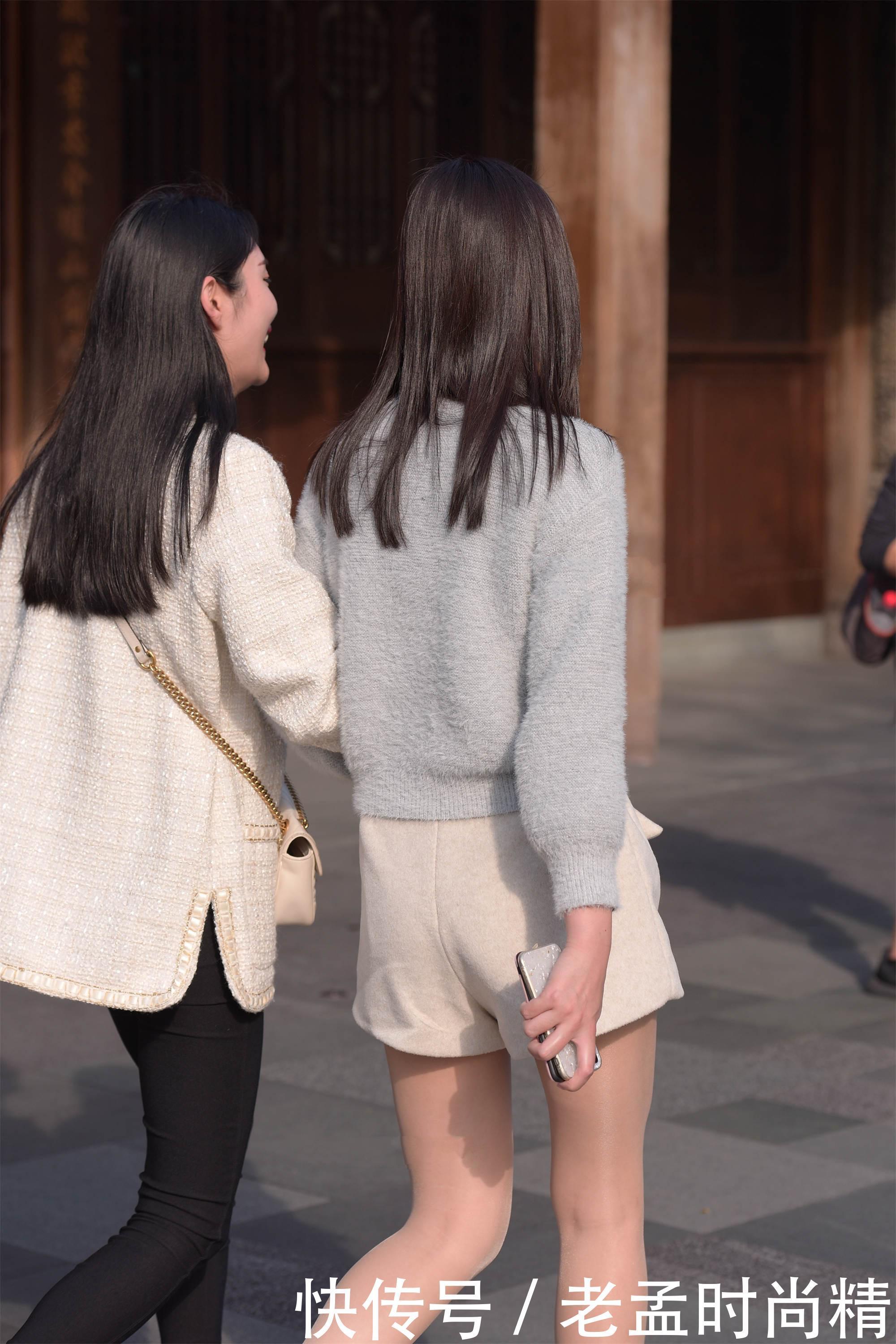 针织|时尚穿搭:天蓝色针织毛衣, 搭配米白色短裤, 甜美十足