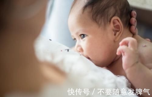 爸爸妈妈|三个月大的宝宝边喝母乳，边用手推妈妈，他想表达什么呢？