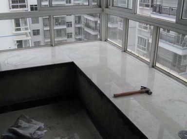 老师傅|老师傅家从不贴瓷砖,他们更喜欢装这种,真后悔我家装早了