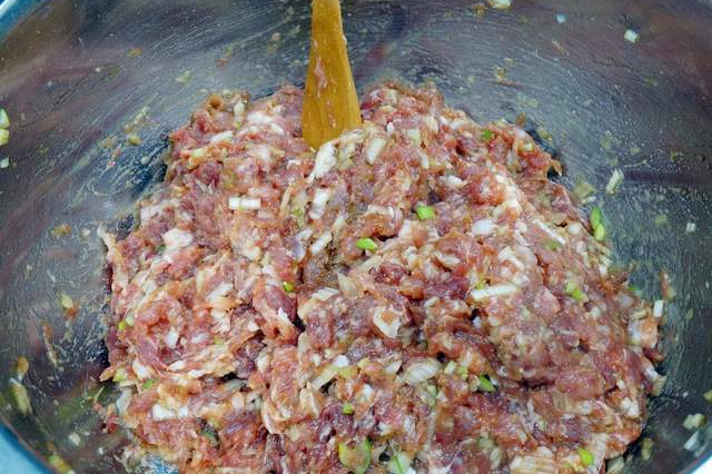 萝卜做馅,下锅焯水还是用盐杀水都不对,教你一招,鲜香不出水