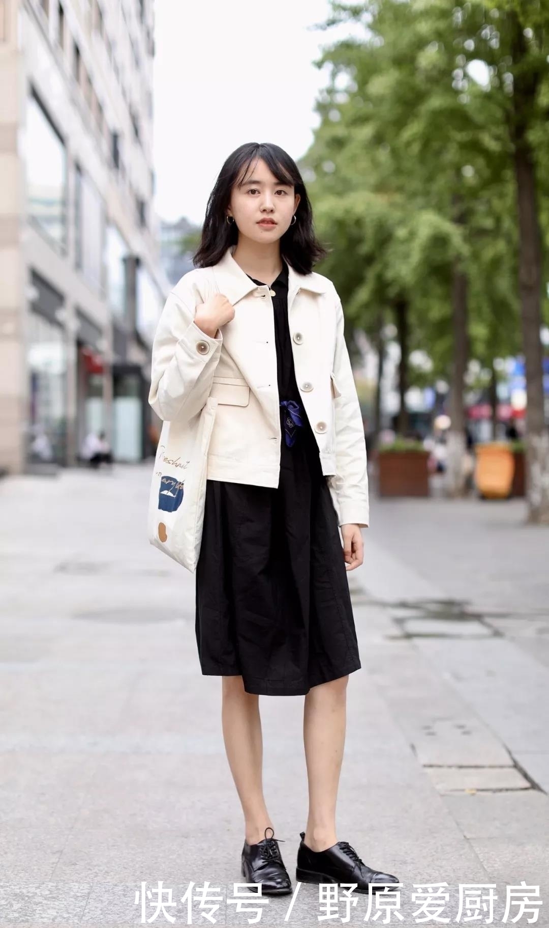 街拍:小姐姐搭配白色露肩连衣裙,两侧抽带的设计衬托出大长腿!