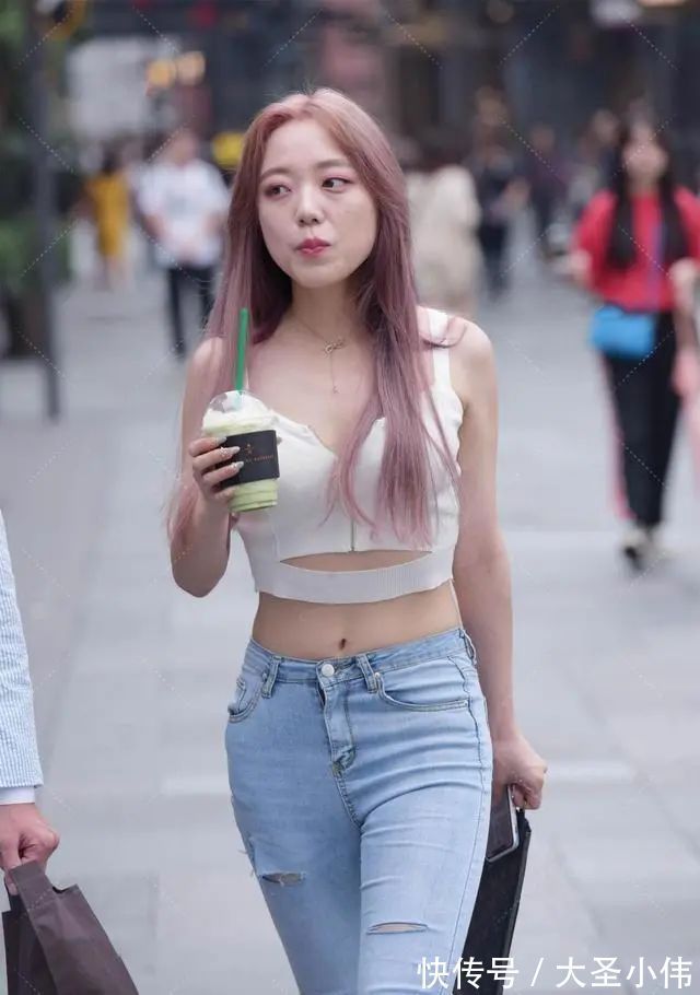 铅笔裙|美女街拍:牛仔裤用心穿搭,让女性变更加高挑,牛仔裤都可以